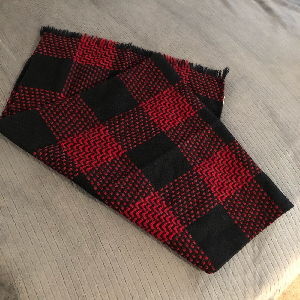 Black & red wool scarf